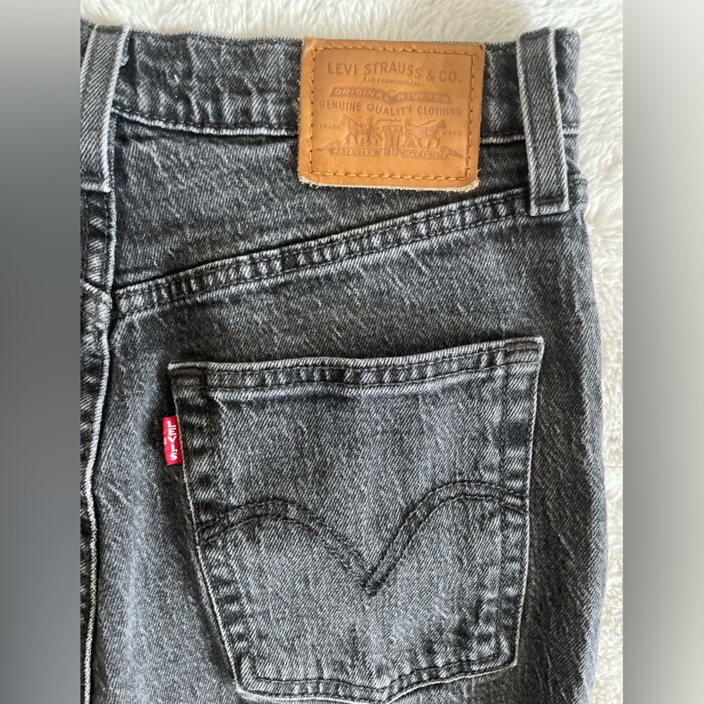 Levi’s rib cage straight ankle jeans in black - Picture 8 of 10